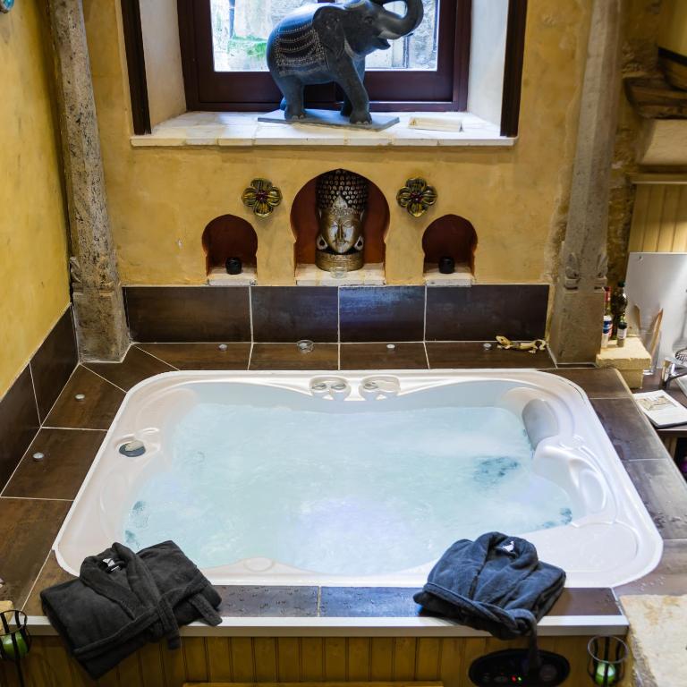 Une love room romantique avec jacuzzi pour couple à Sarlat-la-CanédaDordogne