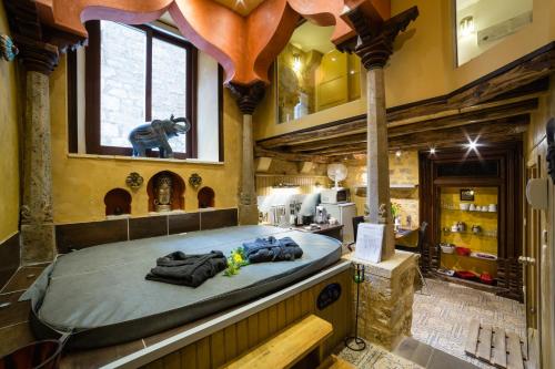 Une love room romantique avec jacuzzi pour couple à Sarlat-la-CanédaDordogne