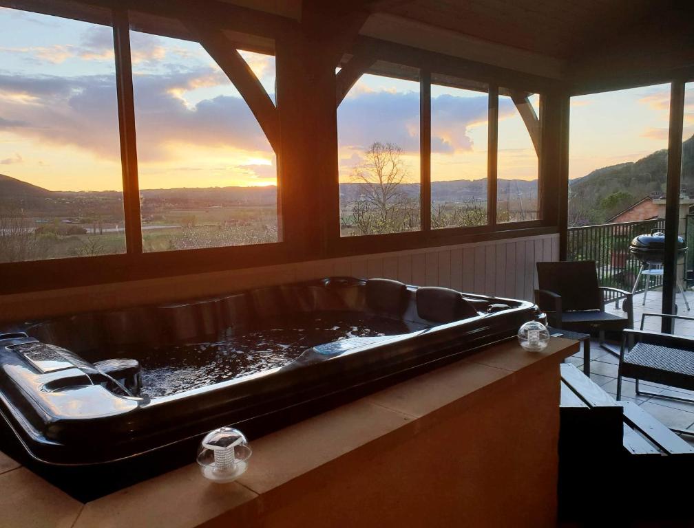 Une love room romantique avec jacuzzi pour couple à BézenacDordogne