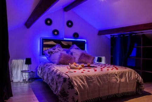 Une love room romantique avec jacuzzi pour couple à BézenacDordogne