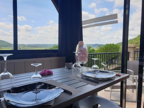 Une love room romantique avec jacuzzi pour couple à BézenacDordogne