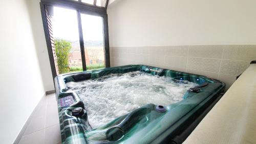 Une love room romantique avec jacuzzi pour couple à Sarlat-la-CanédaDordogne