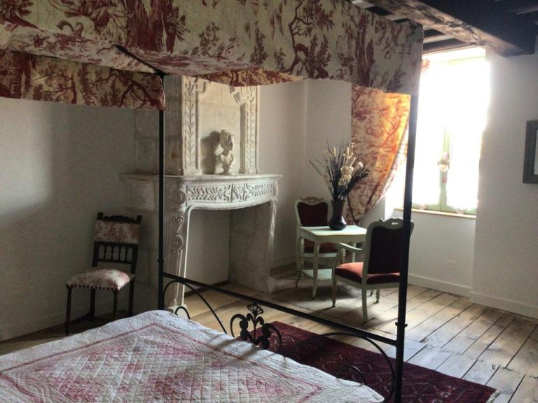 Une love room romantique avec jacuzzi pour couple à Saint-AulayeDordogne