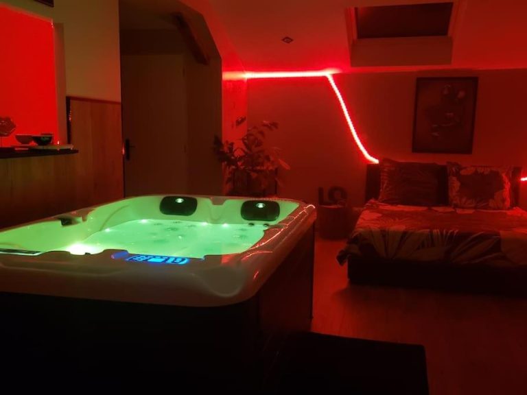Une love room romantique avec jacuzzi pour couple à Montrevel-en-BresseAin