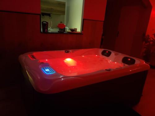 Une love room romantique avec jacuzzi pour couple à Montrevel-en-BresseAin