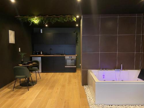 Une love room romantique avec jacuzzi pour couple à Bourg-en-BresseAin