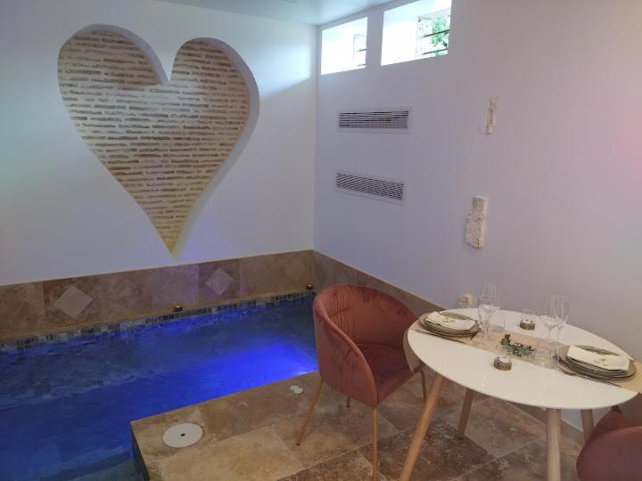 Une love room romantique avec jacuzzi pour couple à Saint-NexansDordogne