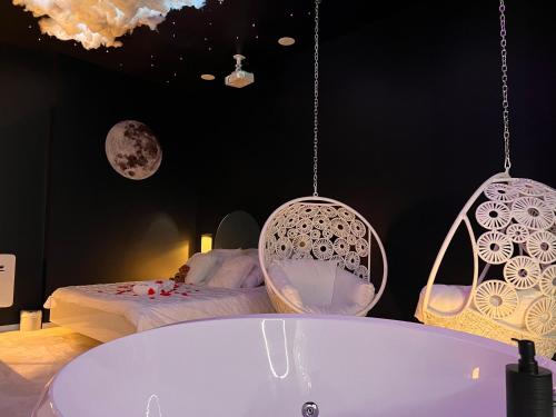 Une love room romantique avec jacuzzi pour couple à JujurieuxAin