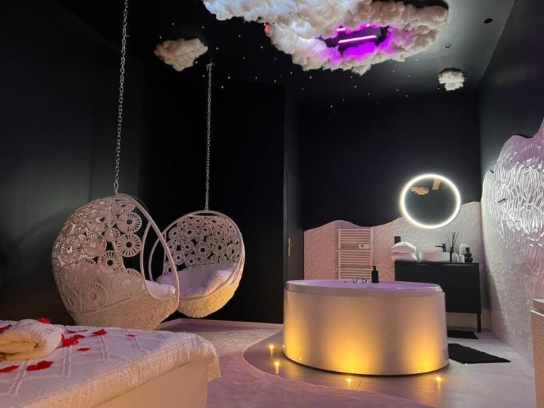 Une love room romantique avec jacuzzi pour couple à JujurieuxAin