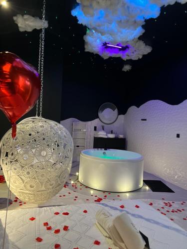 Une love room romantique avec jacuzzi pour couple à JujurieuxAin