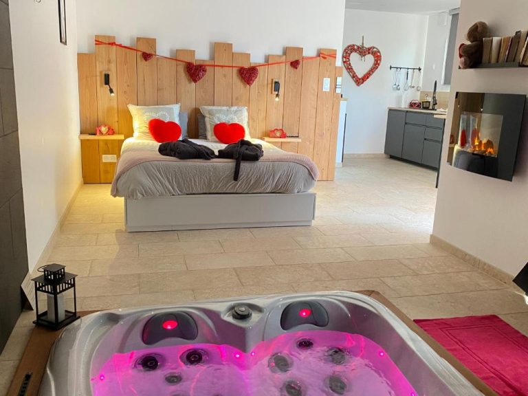 Une love room romantique avec jacuzzi pour couple à Le FleixDordogne