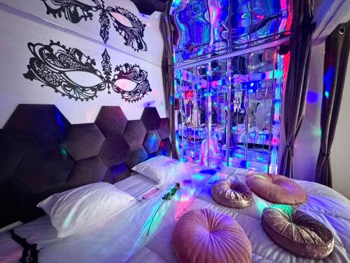 Une love room romantique avec jacuzzi pour couple à BirasDordogne