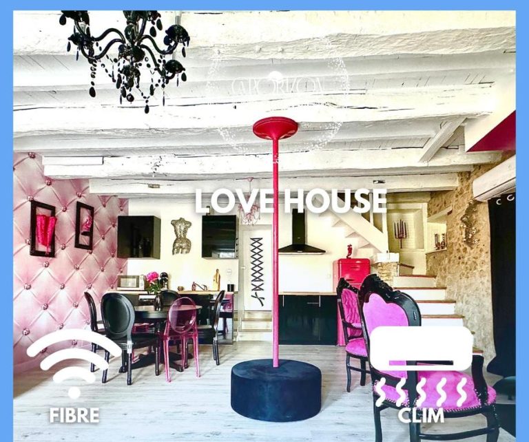 Une love room romantique avec jacuzzi pour couple à BirasDordogne