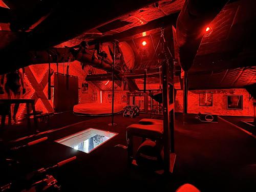 Une love room romantique avec jacuzzi pour couple à BirasDordogne