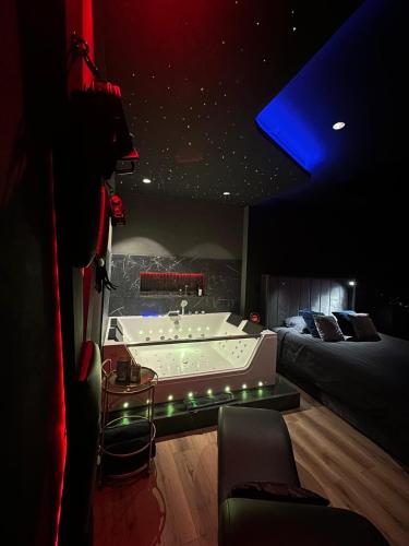 Une love room romantique avec jacuzzi pour couple à Bourg-Saint-ChristopheAin