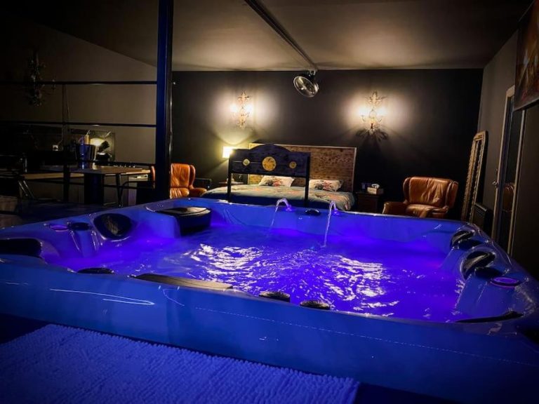Une love room romantique avec jacuzzi pour couple à Chazey-sur-AinAin
