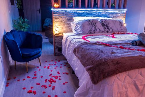Une love room romantique avec jacuzzi pour couple à Pont-dAin