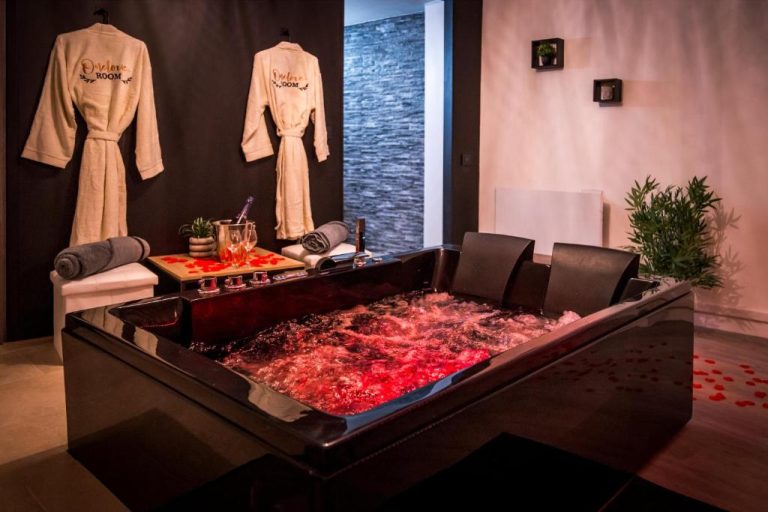 Une love room romantique avec jacuzzi pour couple à Pont-dAin
