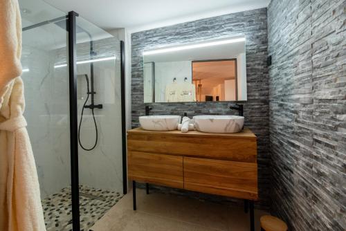 Une love room romantique avec jacuzzi pour couple à Pont-dAin