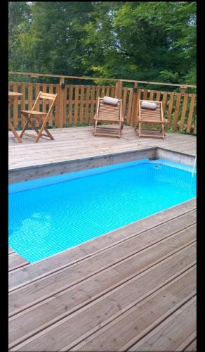 Une love room romantique avec jacuzzi pour couple à La Roque-GageacDordogne