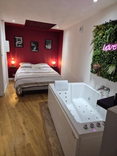 Une love room romantique avec jacuzzi pour couple à PérigueuxDordogne