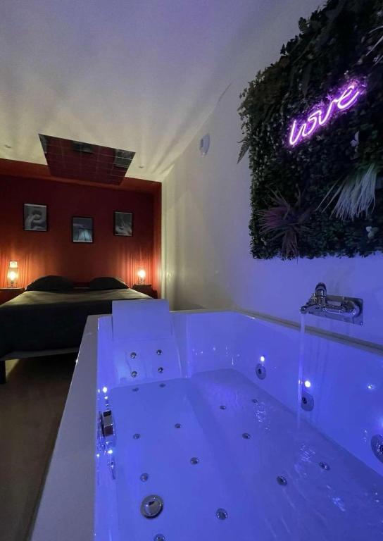 Une love room romantique avec jacuzzi pour couple à PérigueuxDordogne