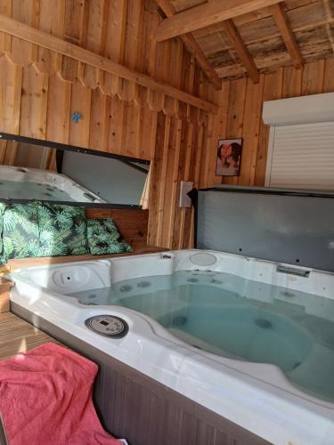 Une love room romantique avec jacuzzi pour couple à Bertric-BuréeDordogne