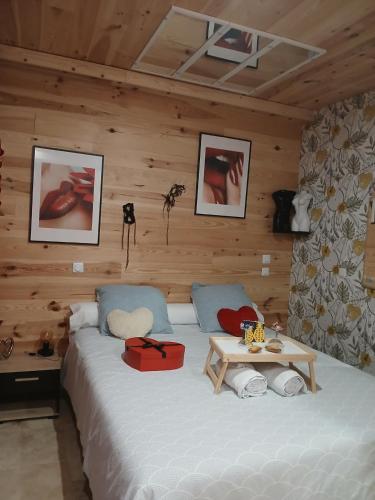 Une love room romantique avec jacuzzi pour couple à Bertric-BuréeDordogne