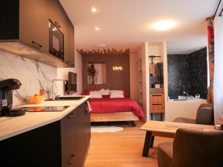 Une love room romantique avec jacuzzi pour couple à Bourg-en-BresseAin