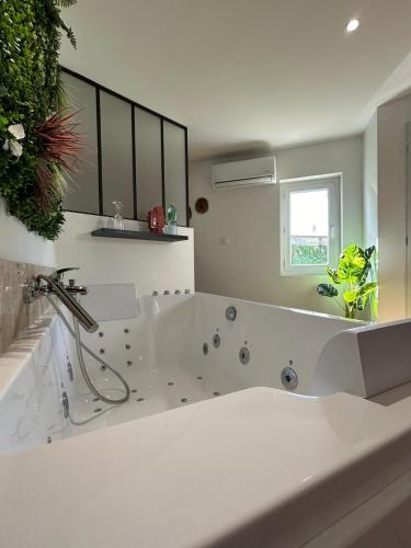 Une love room romantique avec jacuzzi pour couple à PérigueuxDordogne