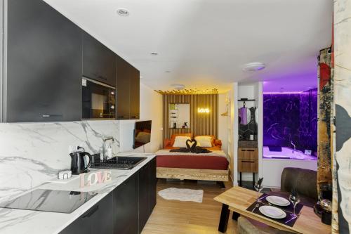 Une love room romantique avec jacuzzi pour couple à Bourg-en-BresseAin