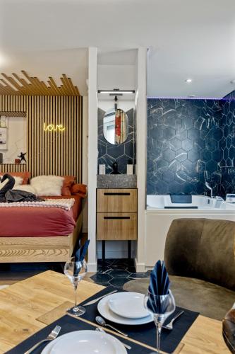 Une love room romantique avec jacuzzi pour couple à Bourg-en-BresseAin