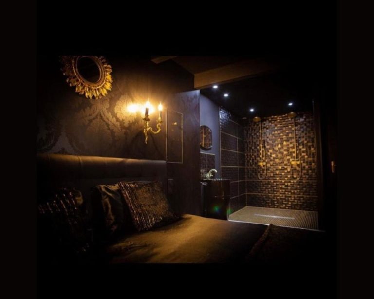 Une love room romantique avec jacuzzi pour couple à RoquecorTarn-et-Garonne