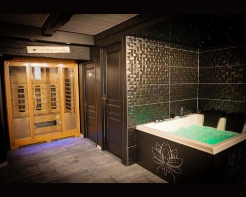 Une love room romantique avec jacuzzi pour couple à RoquecorTarn-et-Garonne