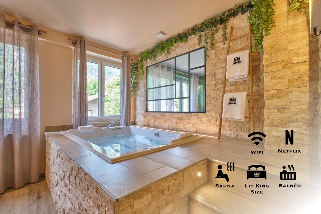 Scandinavian Suite – Private Spa and Sauna — love room à Nantua