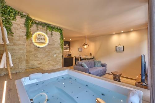 Une love room romantique avec jacuzzi pour couple à NantuaAin