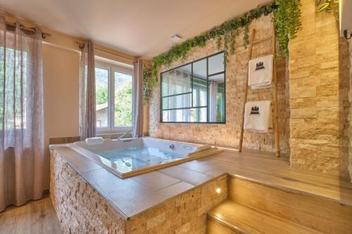 Une love room romantique avec jacuzzi pour couple à NantuaAin