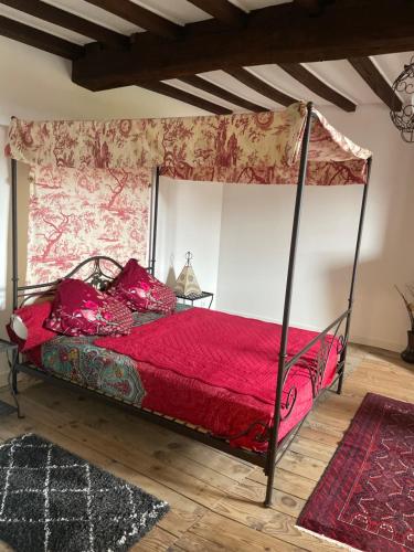 Une love room romantique avec jacuzzi pour couple à Saint-AulayeDordogne