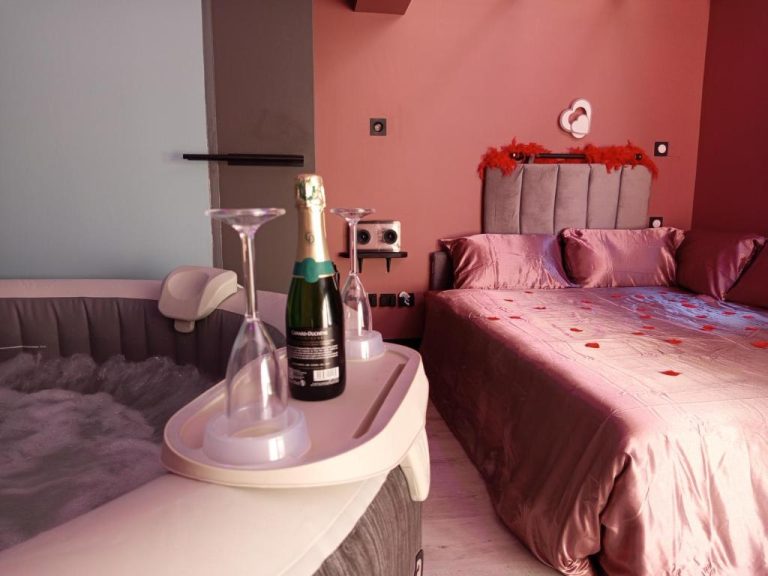 Une love room romantique avec jacuzzi pour couple à RimonsGironde