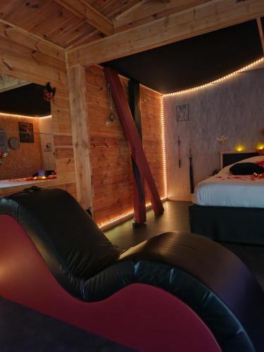 Une love room romantique avec jacuzzi pour couple à Saint-AigulinCharente-Maritime