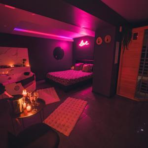 Une love room romantique avec jacuzzi pour couple à BergeracDordogne