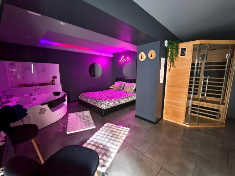 Une love room romantique avec jacuzzi pour couple à BergeracDordogne