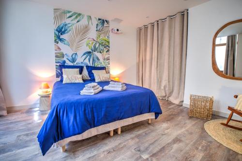 Une love room romantique avec jacuzzi pour couple à PérigueuxDordogne