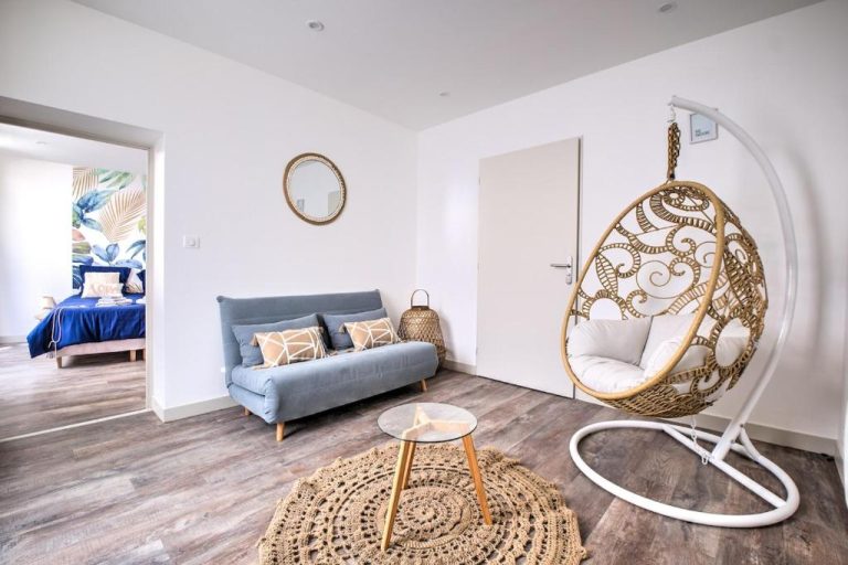 Une love room romantique avec jacuzzi pour couple à PérigueuxDordogne