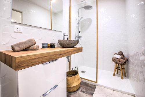 Une love room romantique avec jacuzzi pour couple à PérigueuxDordogne