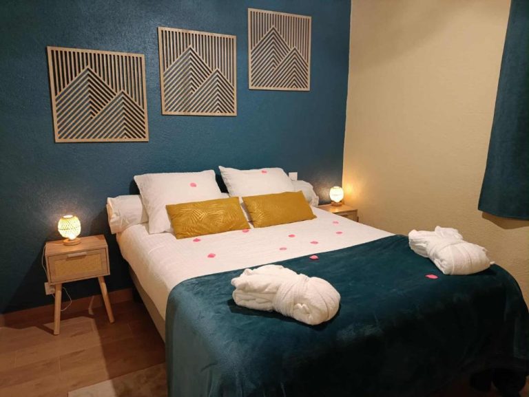 Une love room romantique avec jacuzzi pour couple à Saint-CyprienDordogne