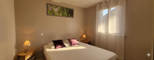 Une love room romantique avec jacuzzi pour couple à Sarlat-la-CanédaDordogne