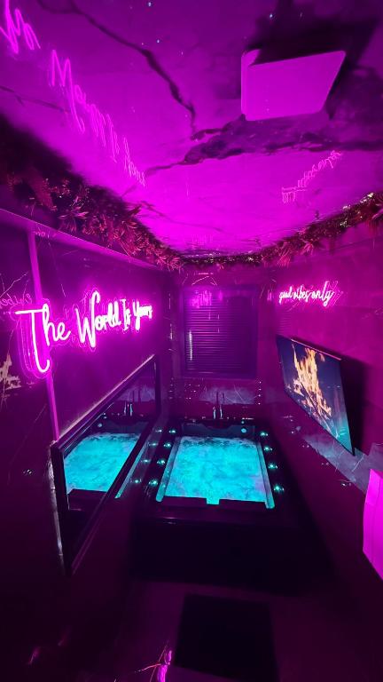 Une love room romantique avec jacuzzi pour couple à Bellegarde-sur-ValserineAin