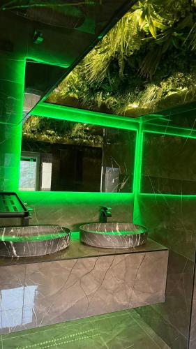 Une love room romantique avec jacuzzi pour couple à Bellegarde-sur-ValserineAin