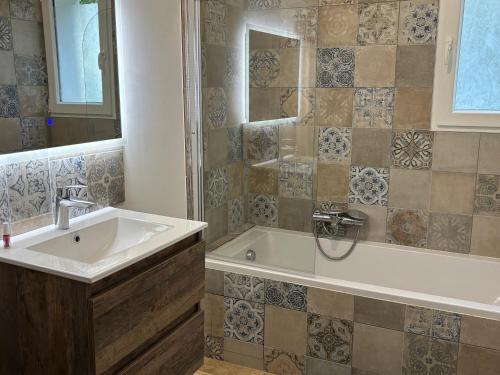 Une love room romantique avec jacuzzi pour couple à Mauzac-et-Grand-CastangDordogne